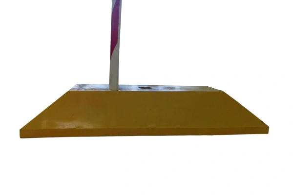 Делиниатор дорожный резиновый ДДР-610 (сепаратор) со столбиком сигнальным  со сплошной светоотражающей пленкой и светофильтром